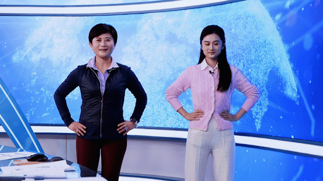 上海市运动促进健康专家委员会副主任、“爱活力”创始人朱娴示范平衡训练。