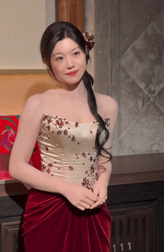 陈妍希盘起黑色长发温婉大气。