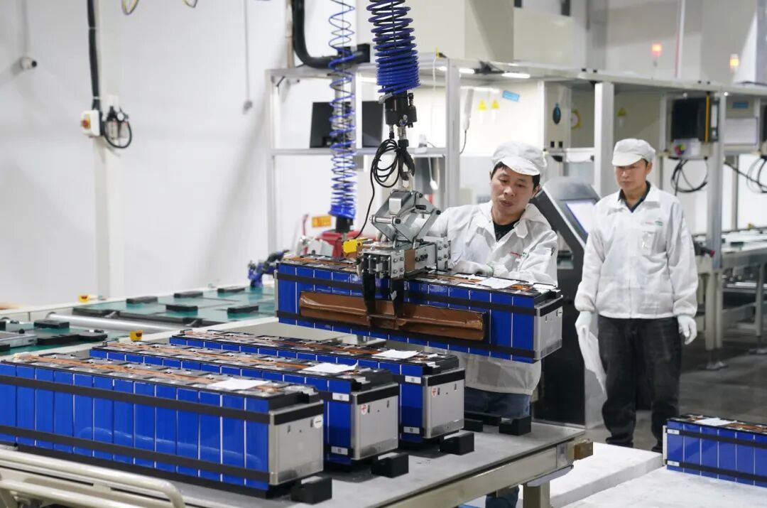 江西赣锋锂电科技股份有限公司电池电芯PACK自动化生产车间一派忙碌的景象。记者凌厚祥摄