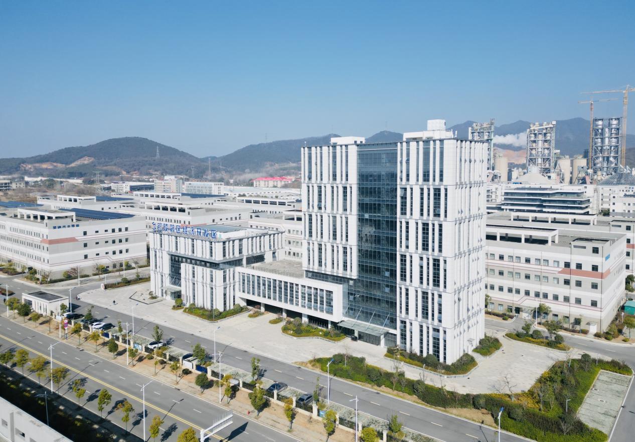 航拍下的铜陵郊区经开区大通工贸园，厂房林立，道路干净整洁