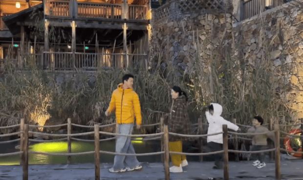 李嘉格还透露称，两个孩子日常场合称其男友为"哥哥"，游戏玩耍时则直呼其昵称"小董"。