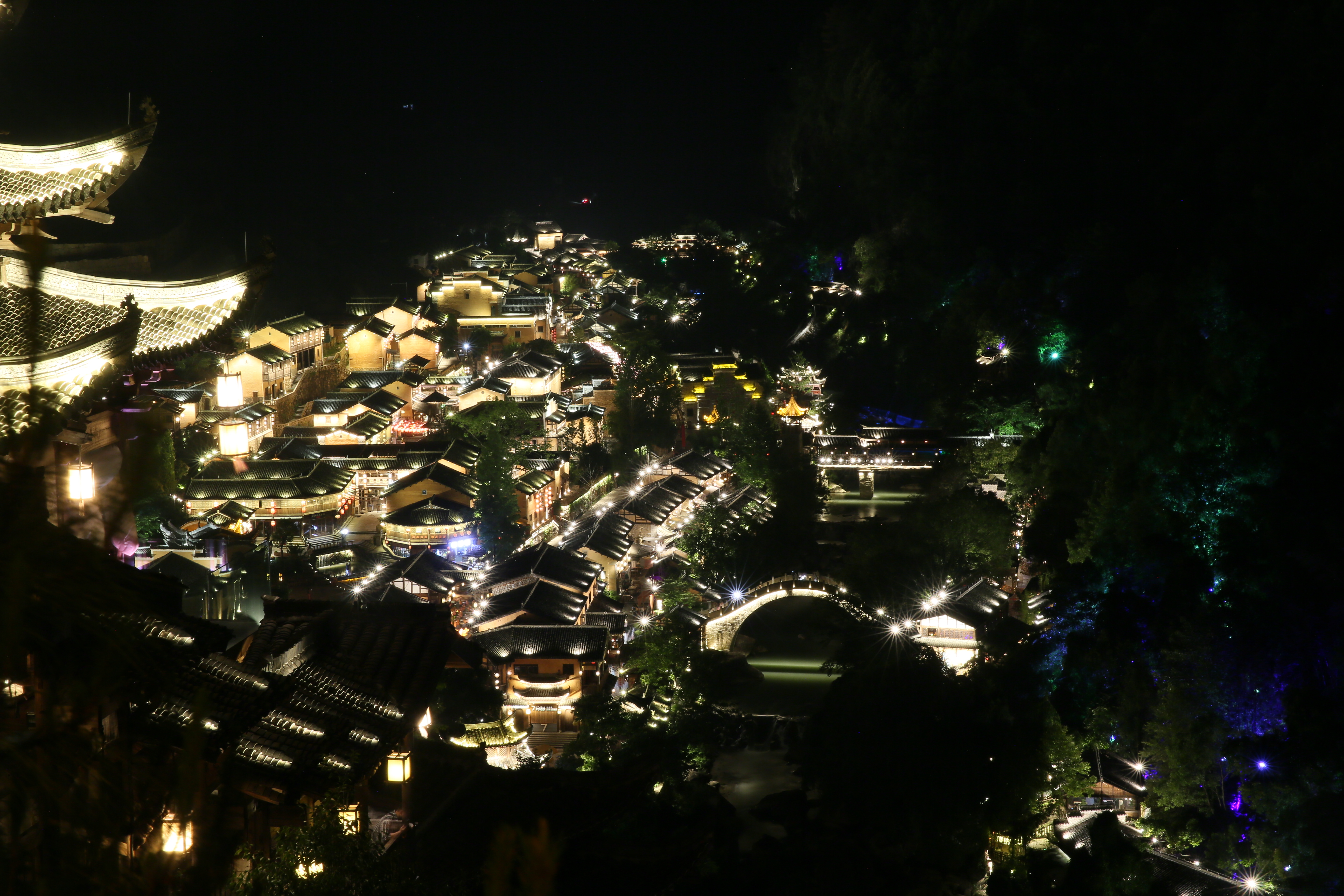 夜幕下的望仙谷景区(史玉琨 摄)