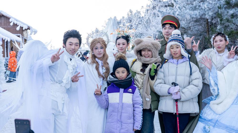 明月山雪人节的演员们和游客合影。