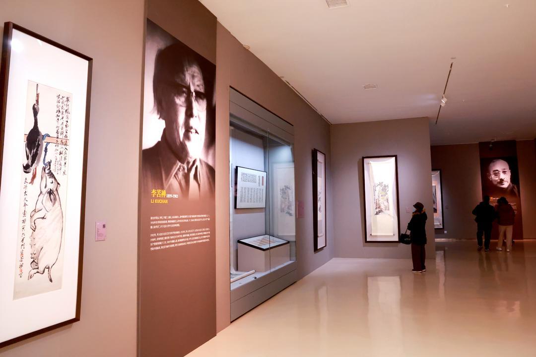 人们在山东美术馆“学我者生——齐白石与山东弟子”特展上参观。（记者 王培珂 报道）