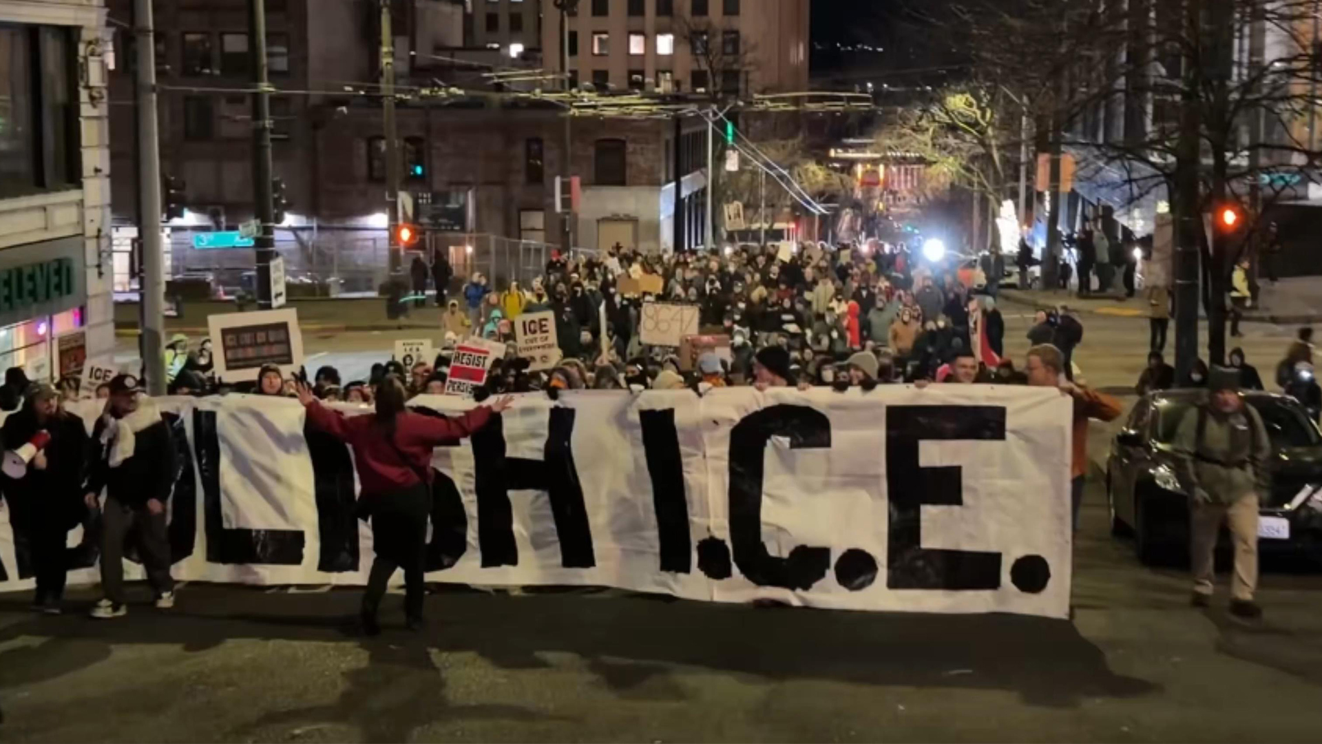 美国特工当街射杀美国女子后，西雅图爆发大规模反ICE游行，民众大喊“让人民当家做主”