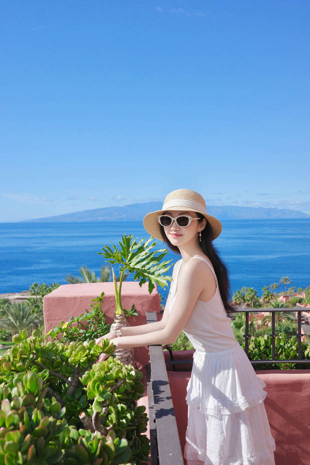 景甜戴墨镜又美又飒。