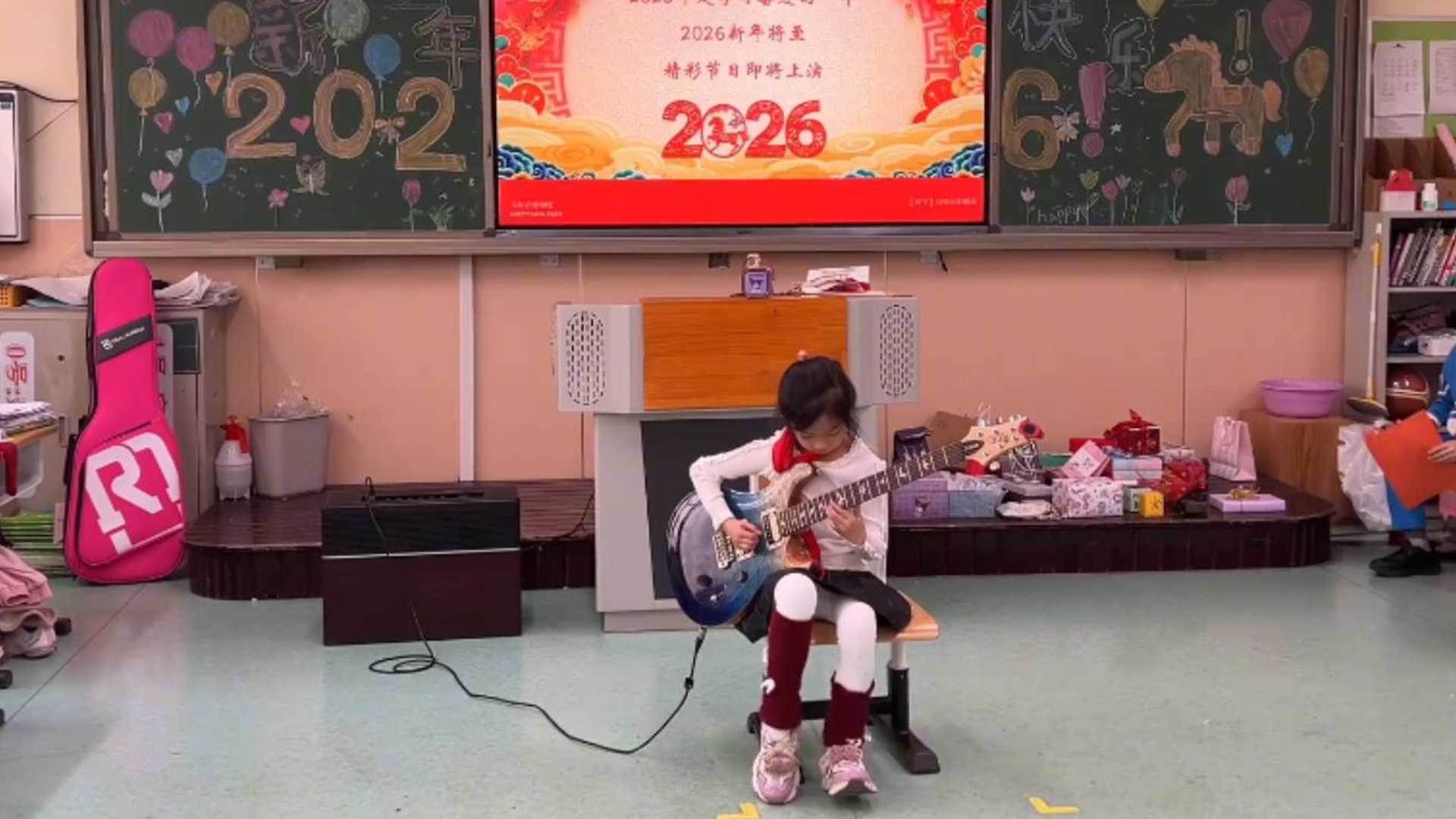 小女孩元旦演出弹奏《海阔天空》惊艳全场，校长被吸引安静坐在地上聆听，网友：她在弹奏我的青春