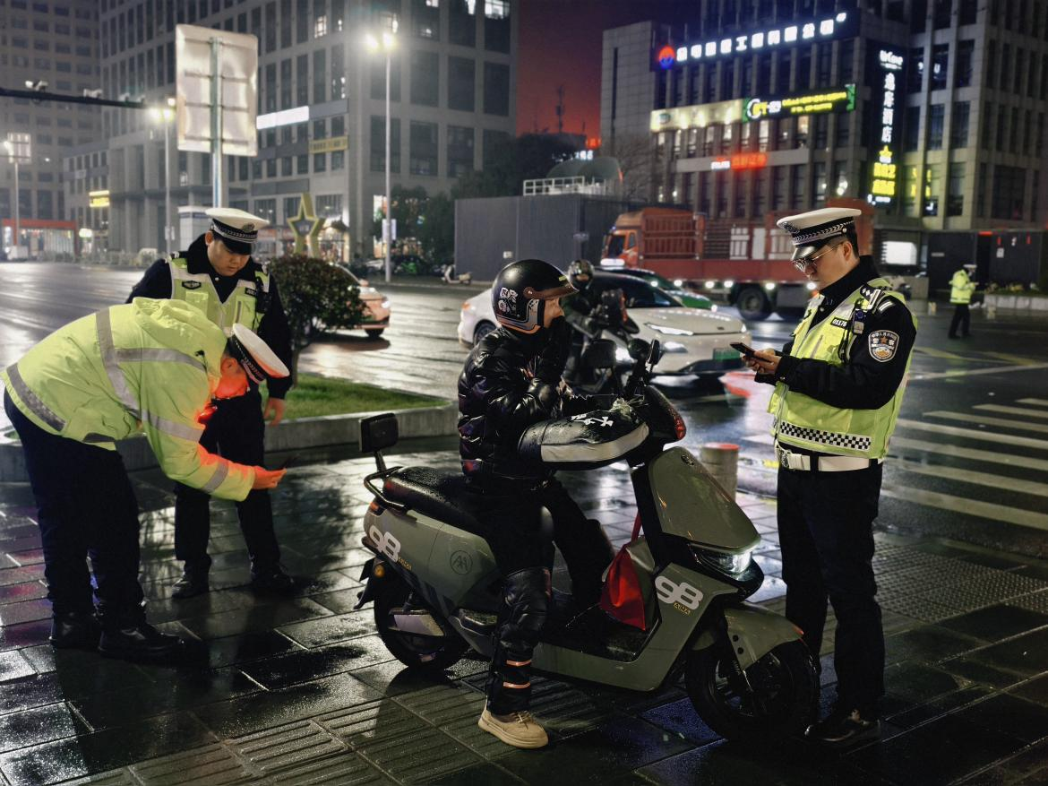 战风雪 保畅通！西安经开区全力守护群众出行“平安路”