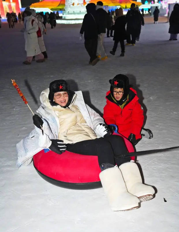 搜狐娱乐讯 1月6日,胡杏儿晒出一家五口在哈尔滨冰雪大世界出游的美照。