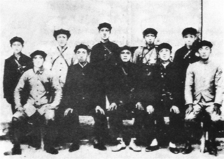 1935年8月，红二十五军部分指战员在两当的合影。