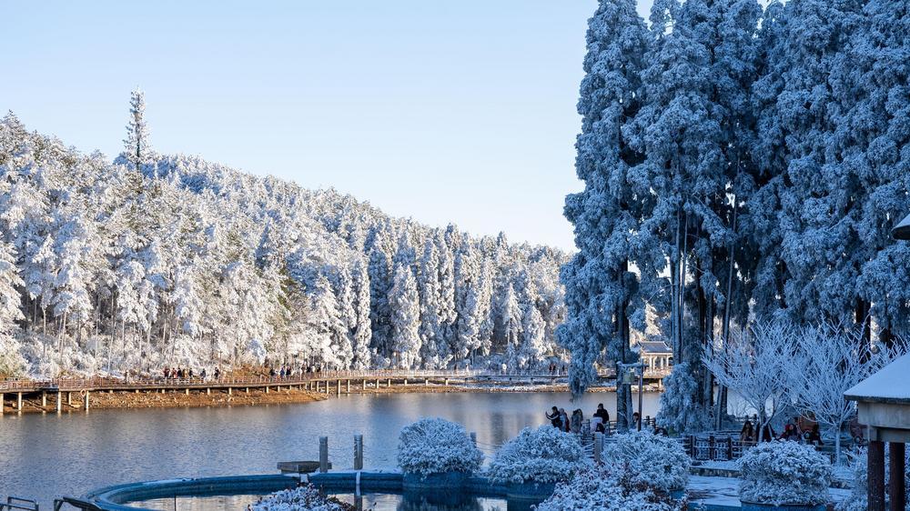 雪后的明月山月亮湖在阳光的照耀下显得格外美丽。