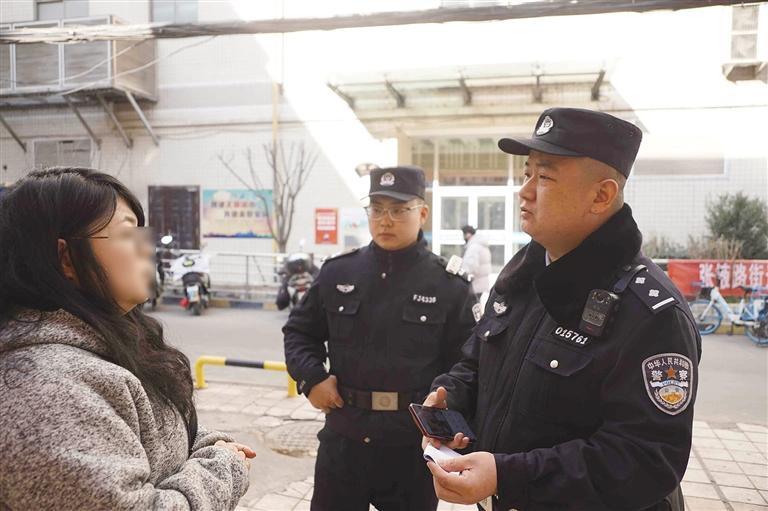 街头“先锋”朱柯鹏（右）