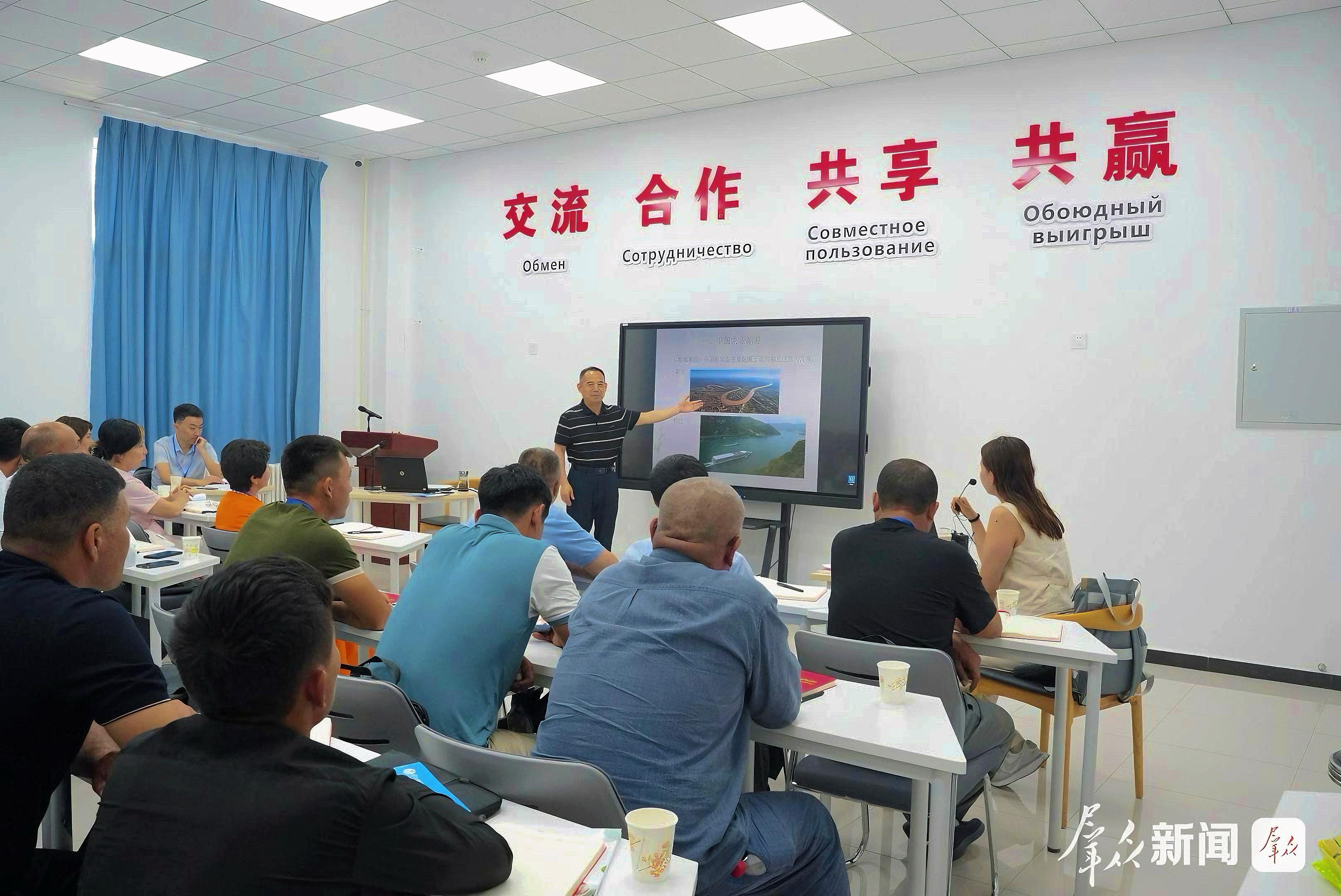 中亚五国职业农民培训班的学员在课堂上了解中国农耕文化。群众新闻记者 陈宏江摄