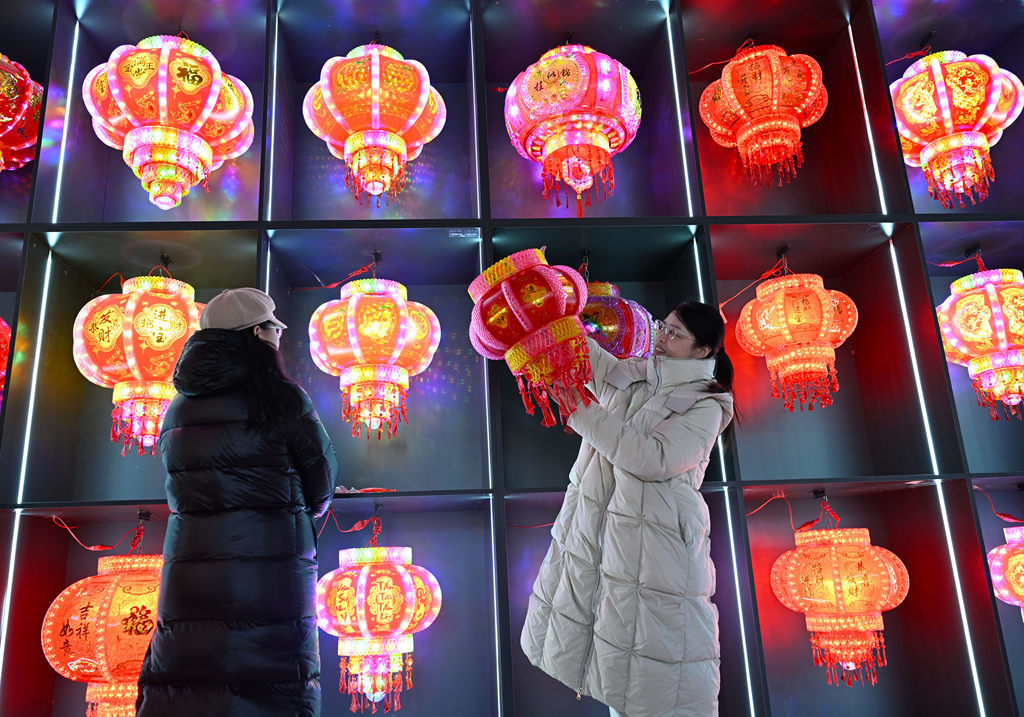 1月7日，客户在石家庄市藁城区屯头村选购畅销的七彩转灯。