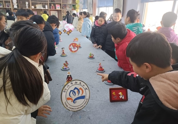 （铜陵市新苑小学“墨韵丹青承文脉 塑艺珐琅贺新元”2026庆元旦艺术展）