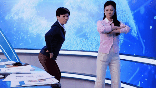 上海市运动促进健康专家委员会副主任、“爱活力”创始人朱娴示范深蹲。