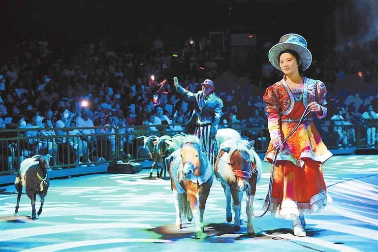 图② 周口野生动物世界表演吸睛。刘俊涛 摄