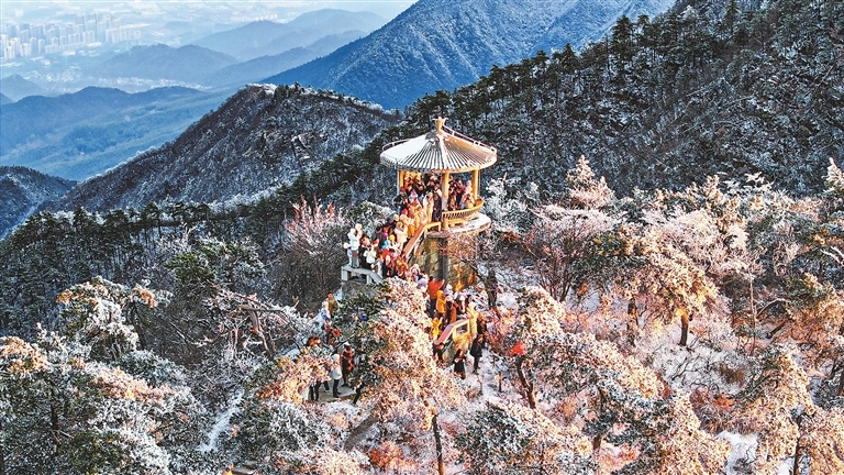 游客们在无住亭观赏日出。