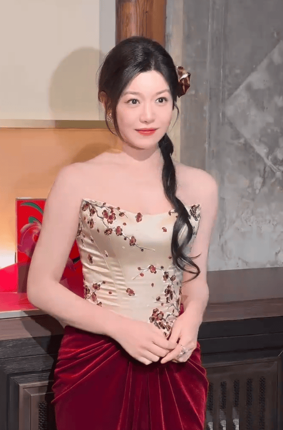 搜狐娱乐讯 近日，一组陈妍希参加时尚活动的美照曝光。