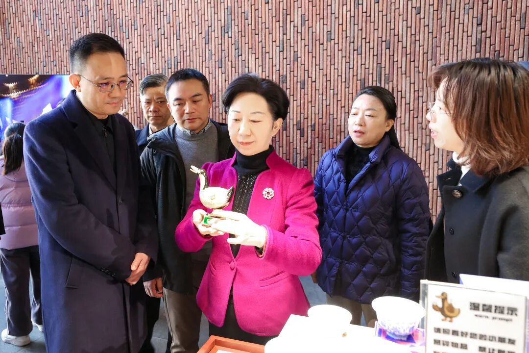 胡雪梅在陶阳里历史文化街区调研。（全媒体记者 刘定远 摄）