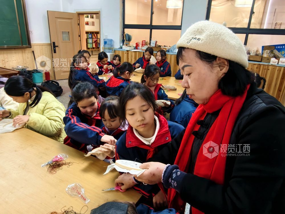 江西分宜:夏布刺绣进校园(图)