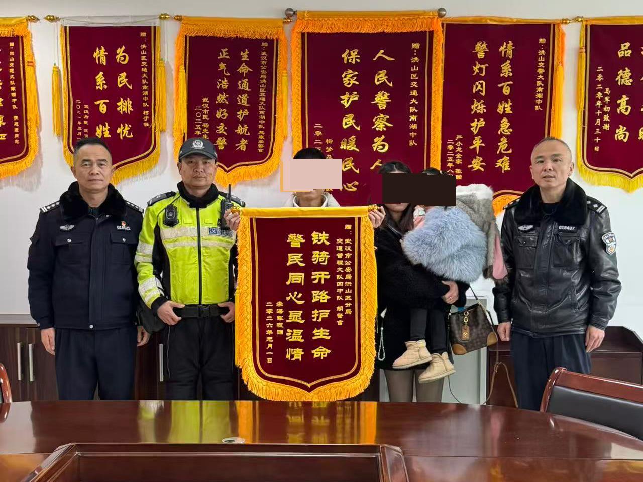 17分钟“保持通话” 他紧急护送高烧幼童就医