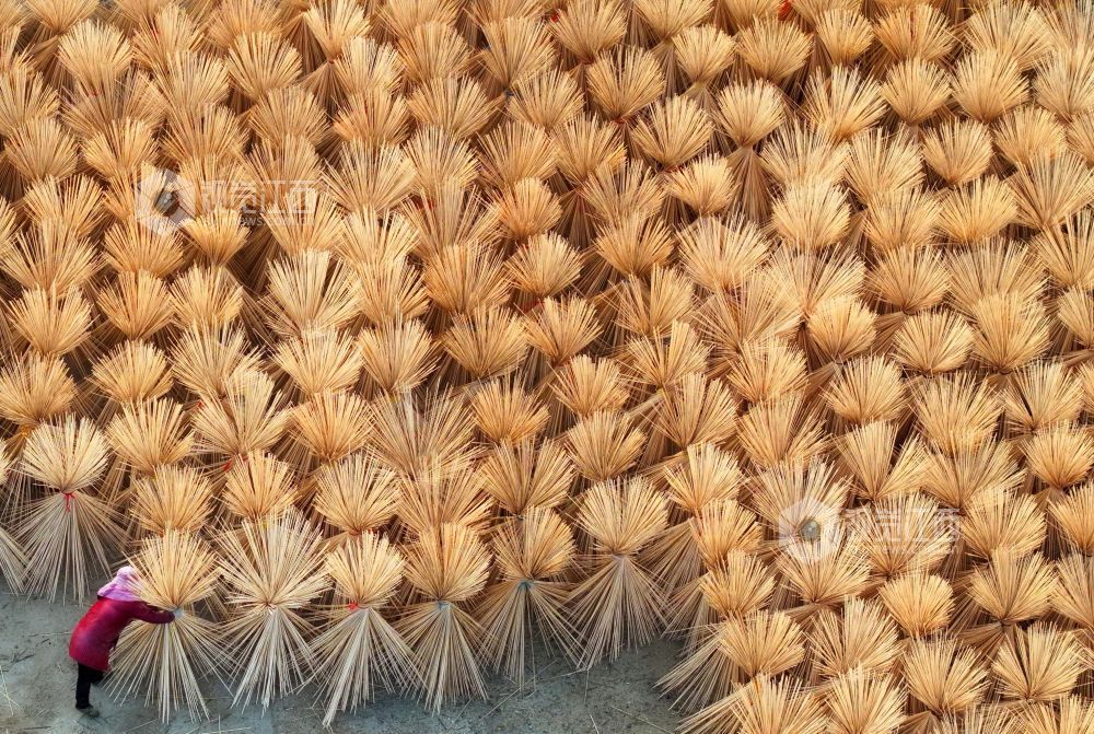 2026年1月6日，江西省吉安市泰和县桥头镇石壁村毛竹加工厂，农民在晾晒竹制品。