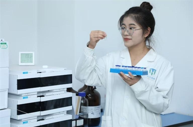 天禾生物工作人员进行实验