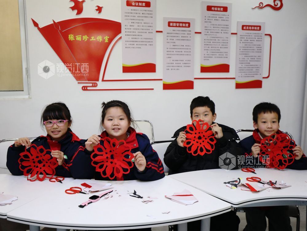 2025年12月31日，江西省分宜县文化馆组织非物质文化遗产项目传承人走进分宜县第二中心小学开展“非遗进校园 文共传承”活动，让学生们“零距离”体验采茶戏、竹编、剪纸、药香等非遗技艺，感受优秀传统文化的独特魅力。