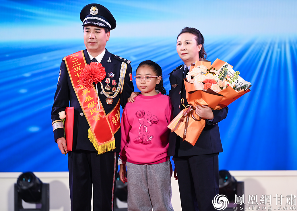 临夏州广河县公安局治安管理大队教导员王进保获评甘肃省“最美基层民警”，妻子和女儿送上祝福。