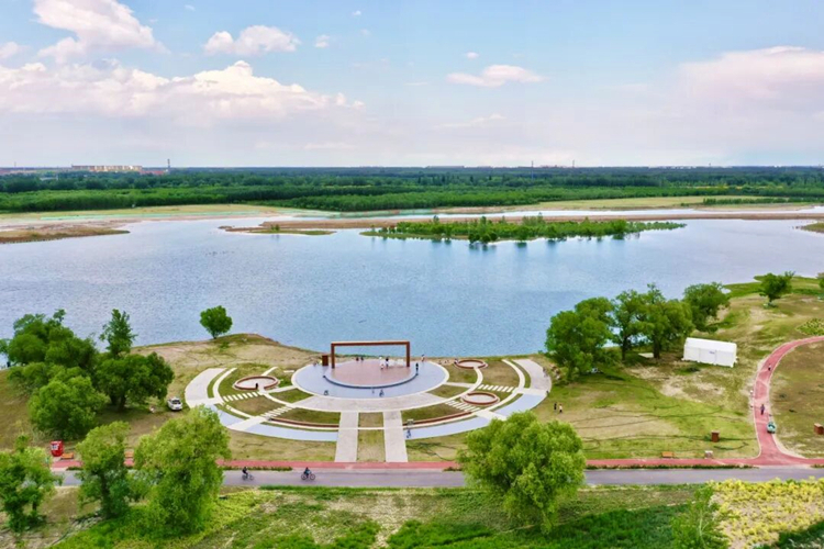 固安兴安湖生态运动公园美景如画。（资料片）