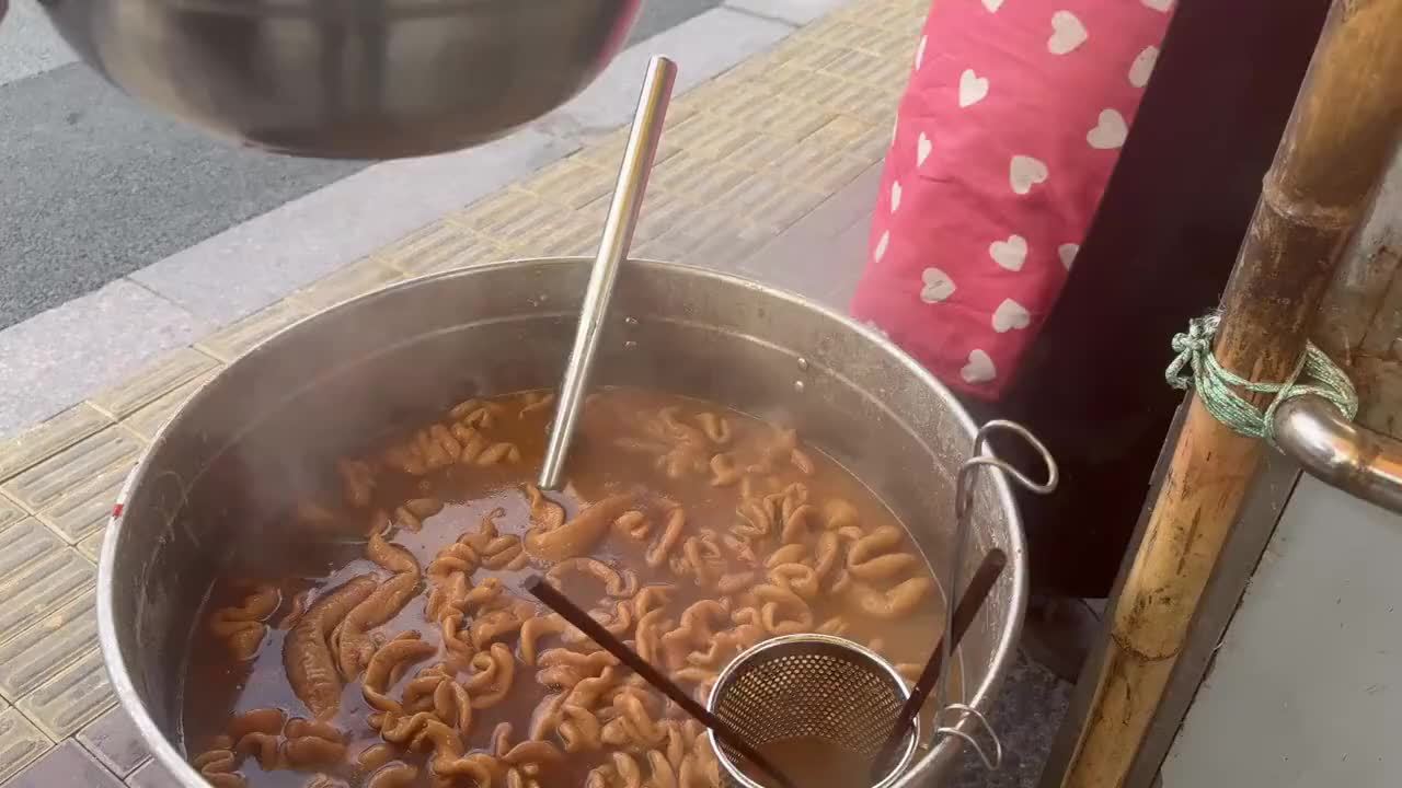 扬州马路边的天价肥肠，100一斤，捞出带汤就称