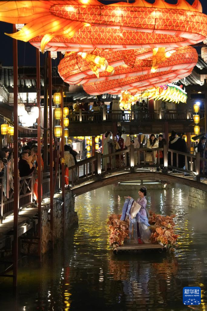 1月9日，游客在南岳里观看水上舞蹈演出。新华社记者 陈振海 摄