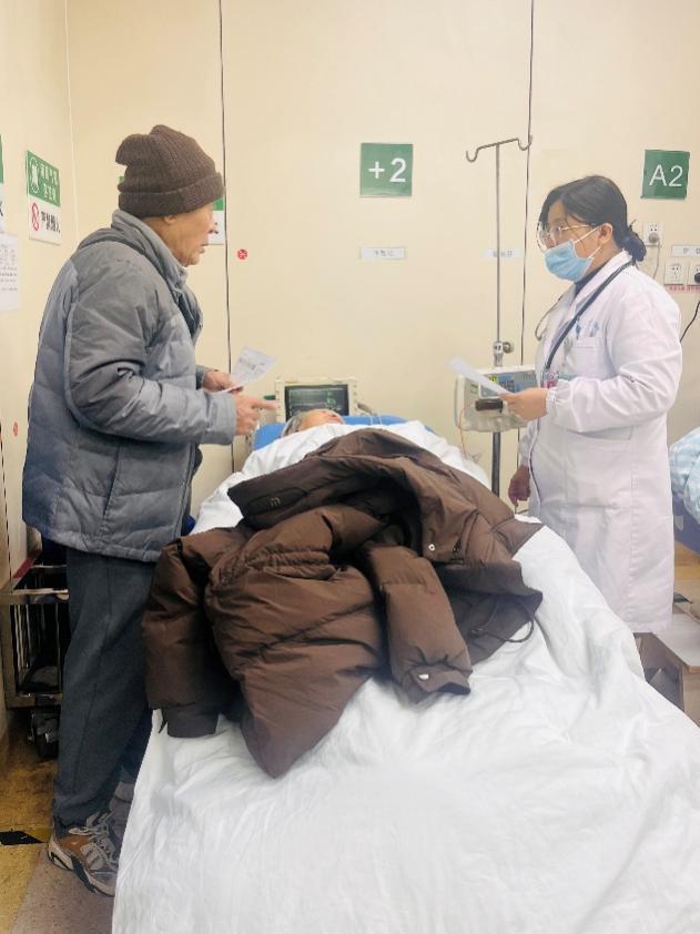 李晶晶医生询问患者家属情况