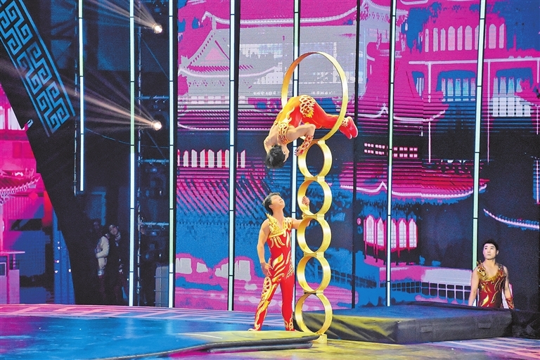 图① 杂技盛宴绽新彩。卢涛 摄