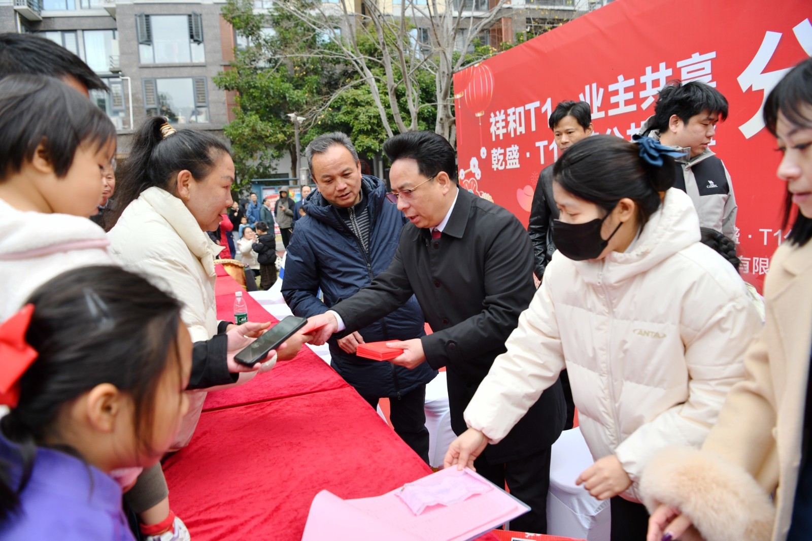 工作人员给业主发红包。