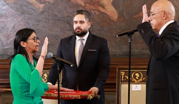 委内瑞拉副总统宣誓就任代总统:马杜罗夫妇是英雄