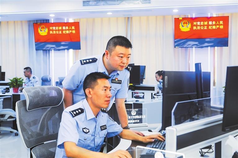 王雪龙（后）在工作中（本版图片均为资料图）