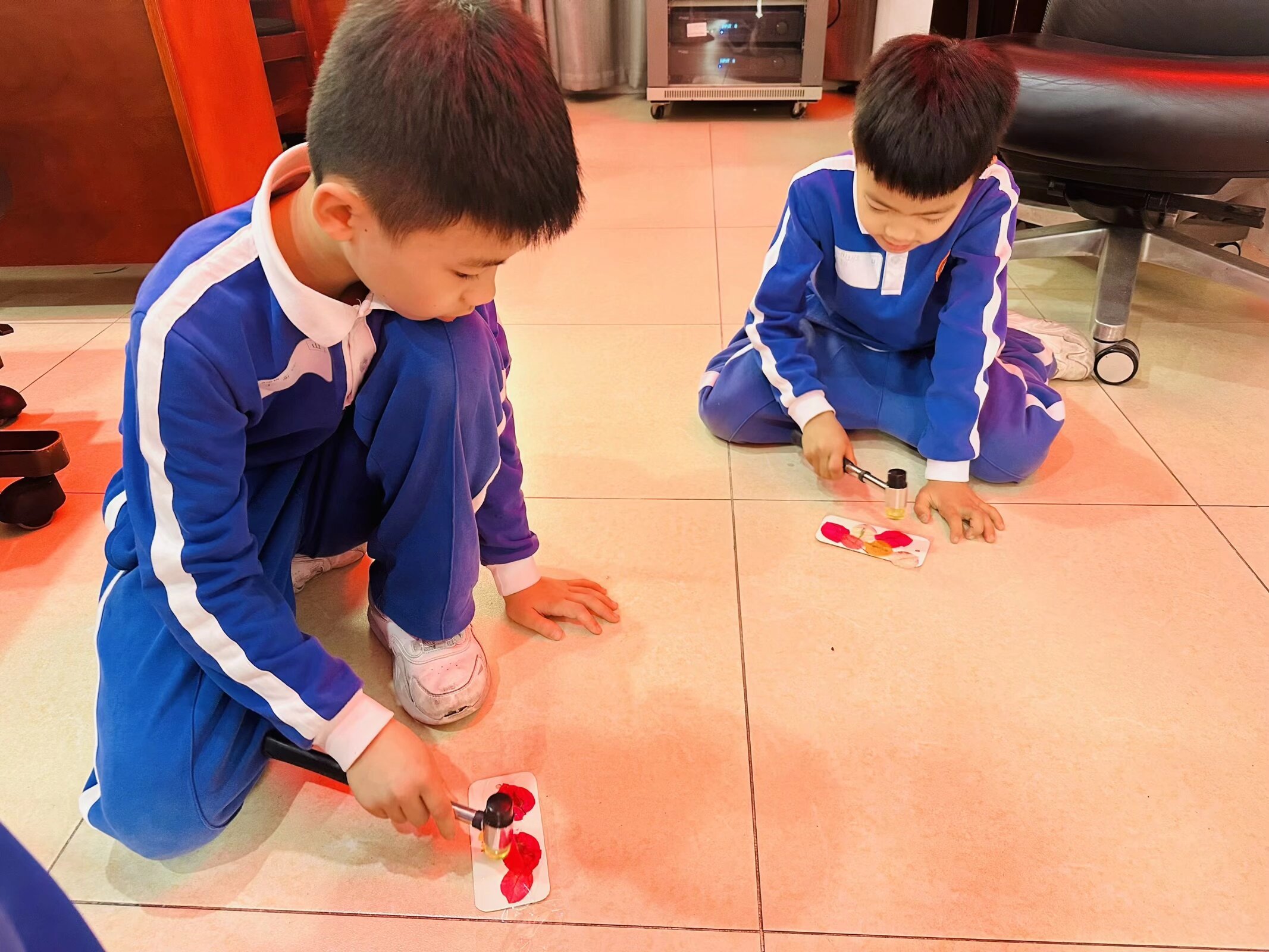 诗韵拓香润童心 亲子共筑育新苗  共乐社区联合共乐小学开展诗词植物拓印书签创作活动