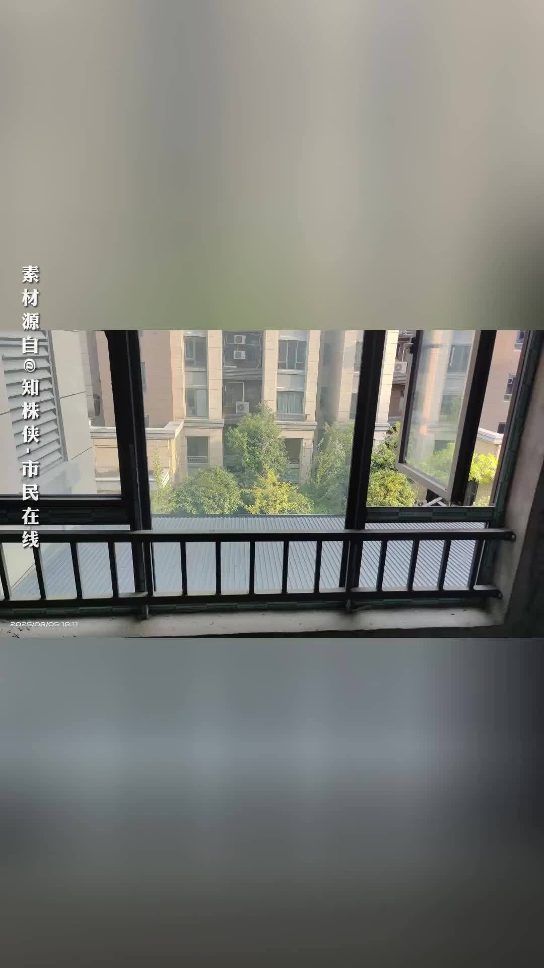 业主称楼下私建近20平“阳光房”，小区内部存在多处违建，官方回应