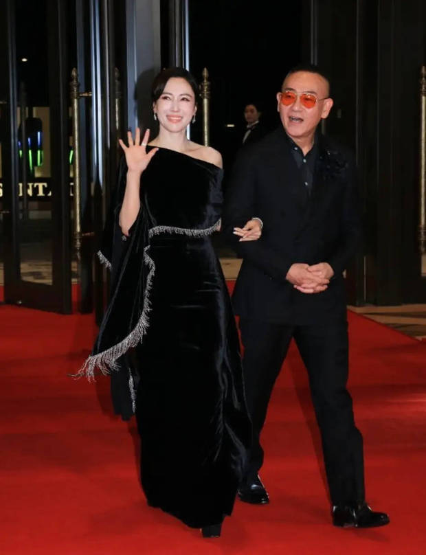 李施嬅与林保怡挽手走红毯。