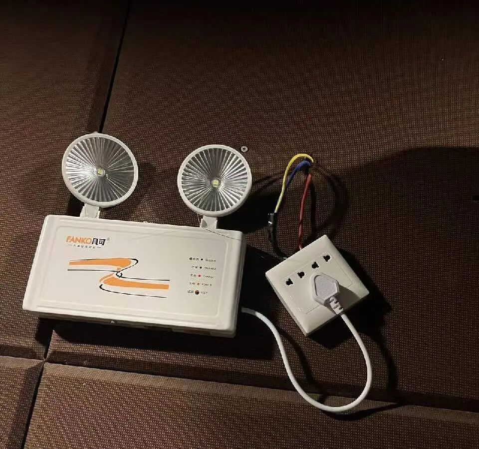 ▲应急照明灯未保持完好有效