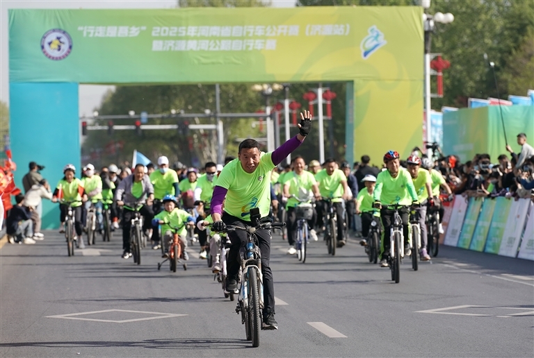 “行走是吾乡”2025河南省自行车公开赛（济源站）激情发车。记者 黄晖 摄