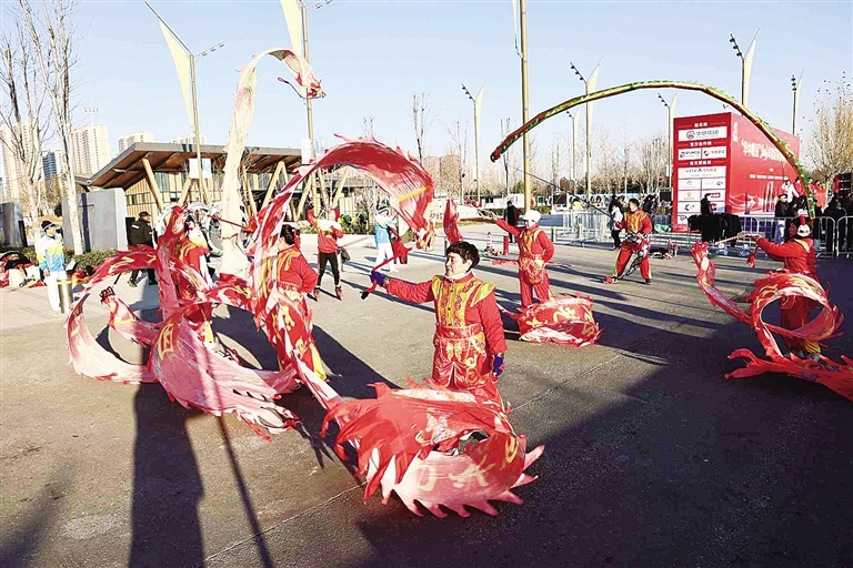 黄花沟公园舞龙表演。 王田明 摄