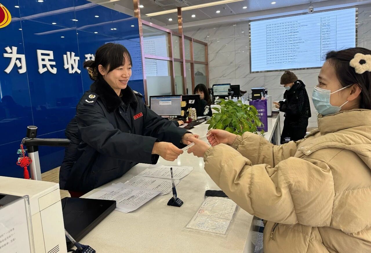 图为铜官区税务局办税服务厅工作人员辅导纳税人开具发票。