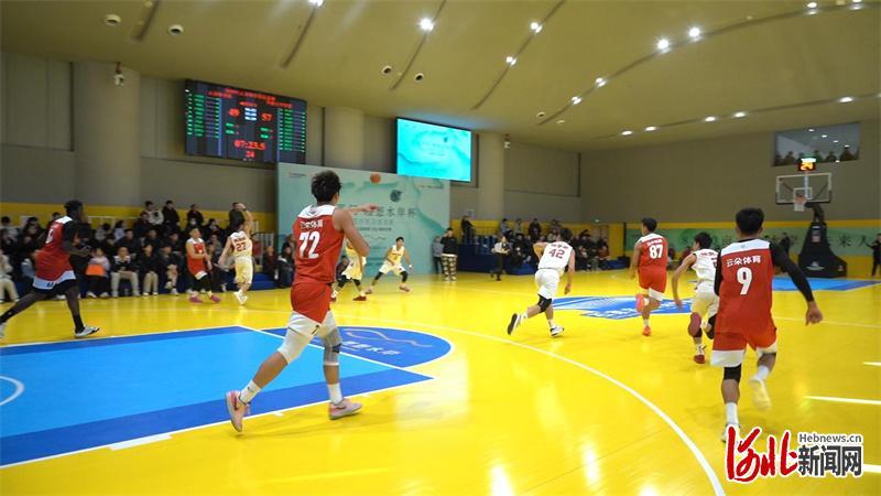 1月1日，位于石家庄市新华区的云朵体育馆开始试营业，一场篮球友谊赛成了这朵“云”的活力首秀。河北日报记者张晓超摄