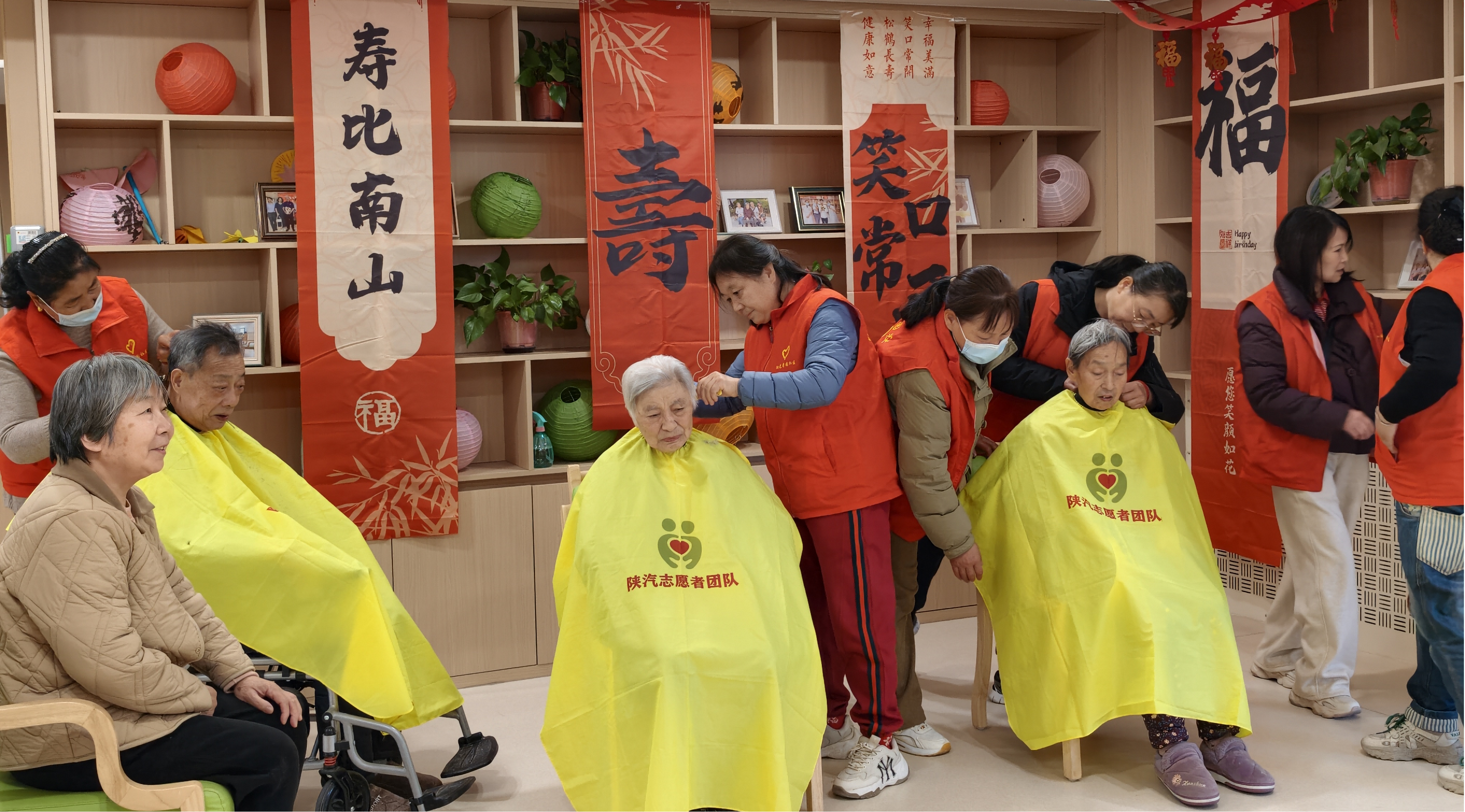 经开区元旦温情行动:银龄志愿团队走进养老院送暖意