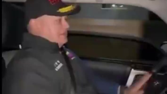 委内瑞拉内政部长开车巡视街头