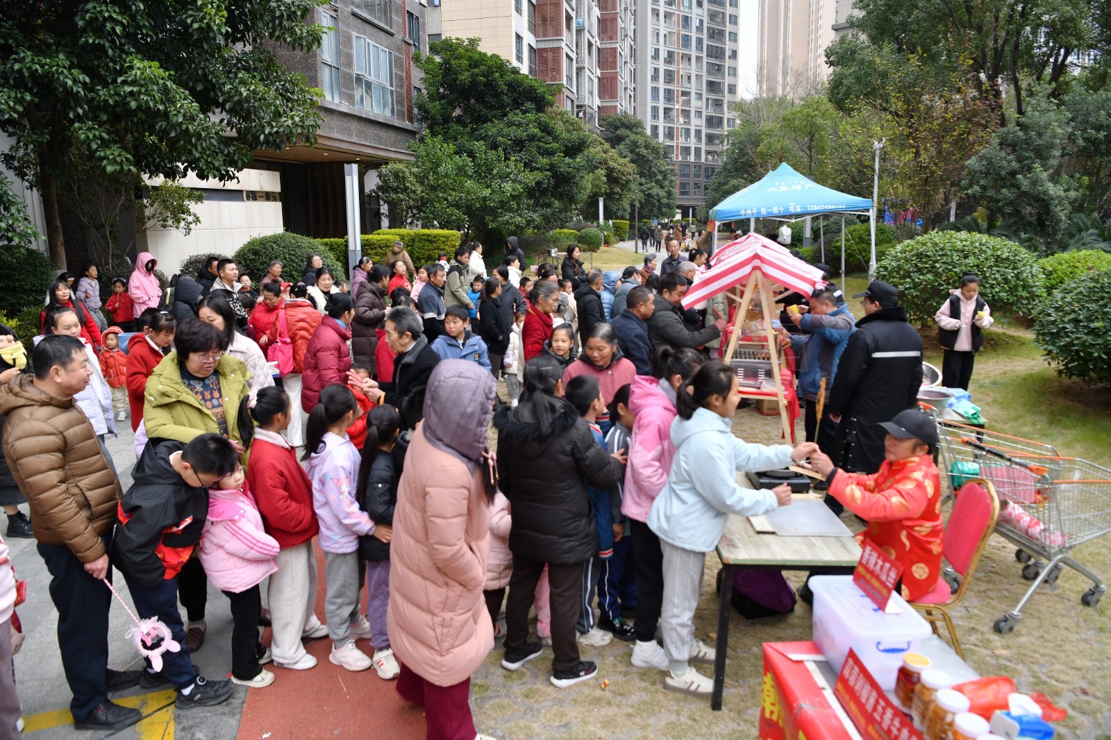 现场美食展区人气爆棚。