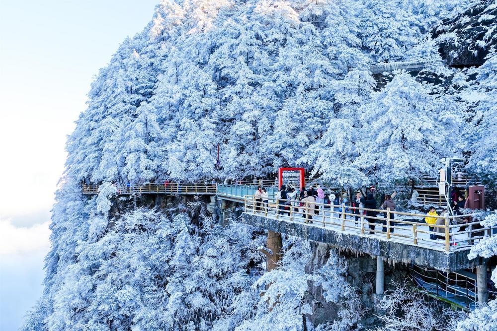 雪后的明月山银装素裹，引得众多游客前来打卡留念。